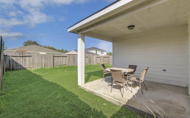 view of yard featuring a patio area