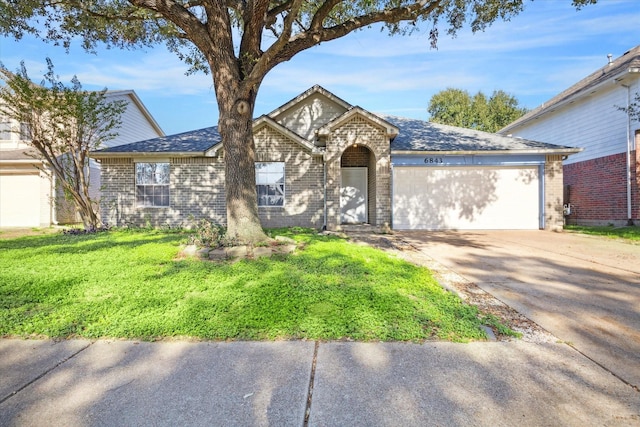 view of front facade featuring a front yard and a garage