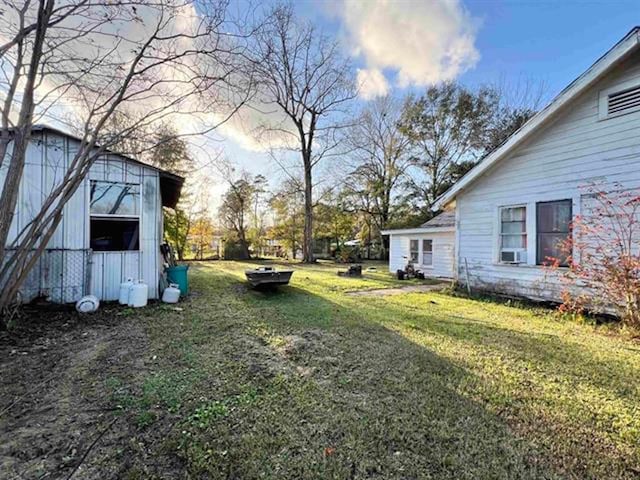 view of yard with a storage unit