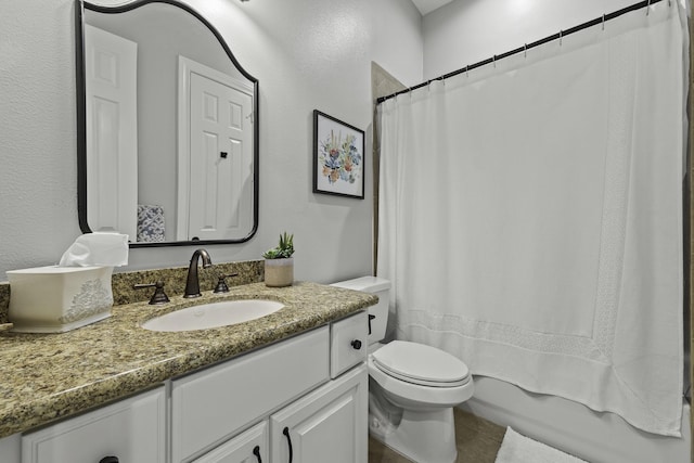 full bathroom with toilet, vanity, and shower / bath combo