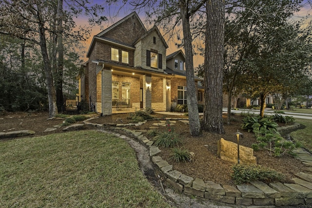 view of front of home featuring a lawn