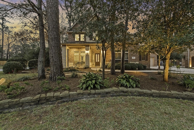 view of front facade featuring a lawn