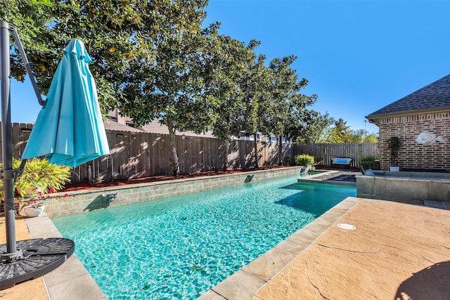 view of swimming pool