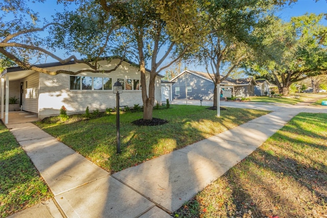 view of front of house featuring a front yard