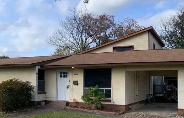 view of front of house featuring a carport