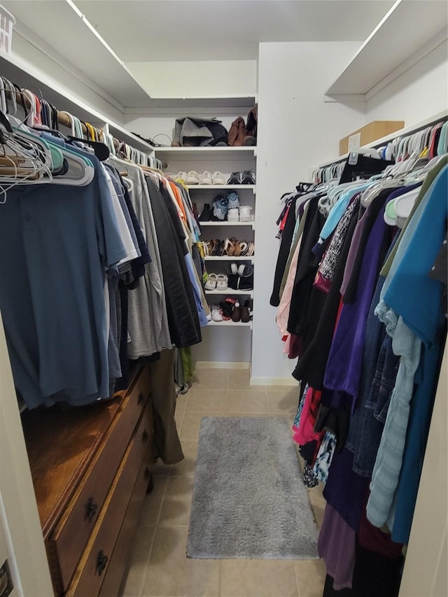 spacious closet featuring light tile patterned flooring