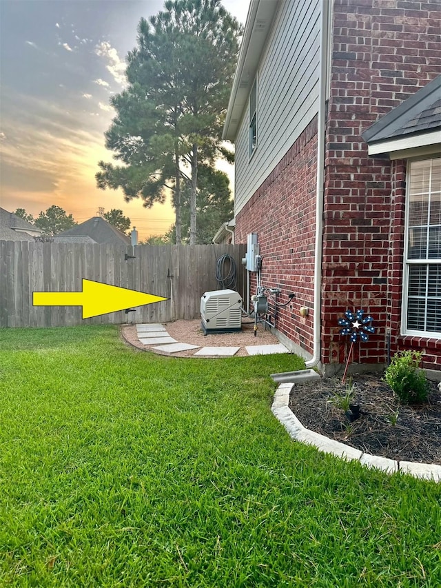 view of yard at dusk