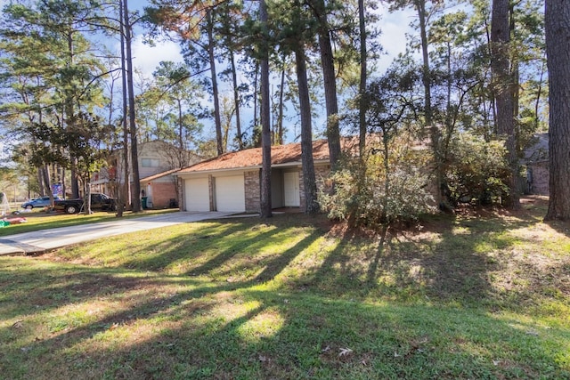 ranch-style house featuring a front lawn