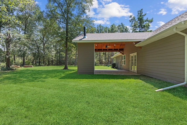 view of yard featuring a patio