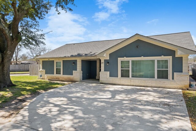 single story home with a front lawn