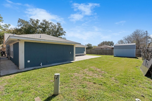 view of yard featuring a storage shed