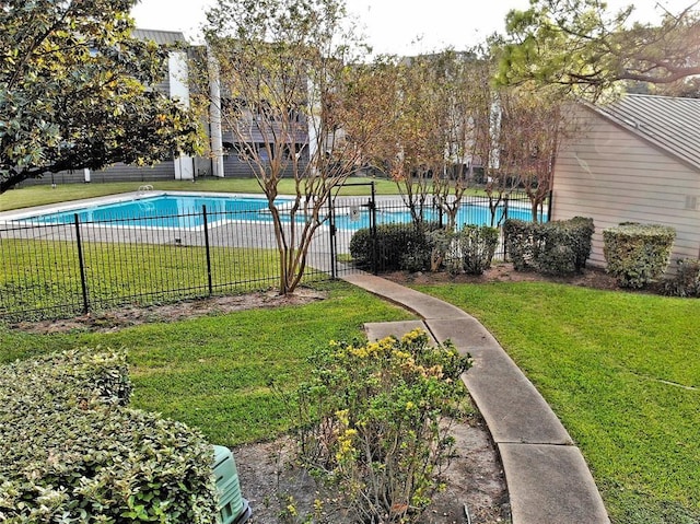 view of yard featuring a fenced in pool