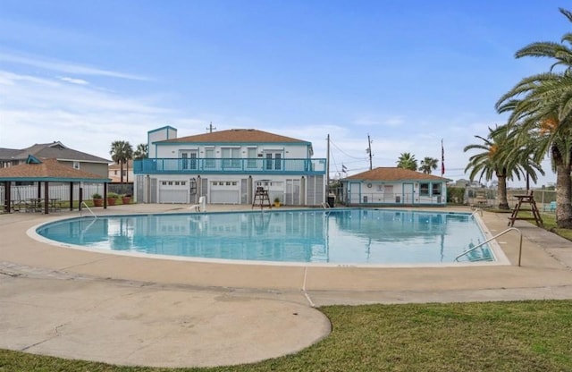 view of swimming pool featuring a patio