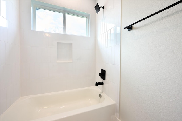 bathroom with tiled shower / bath combo