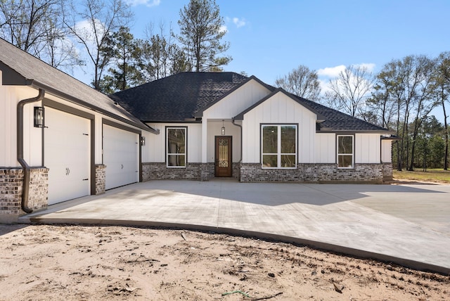 view of front facade with a garage