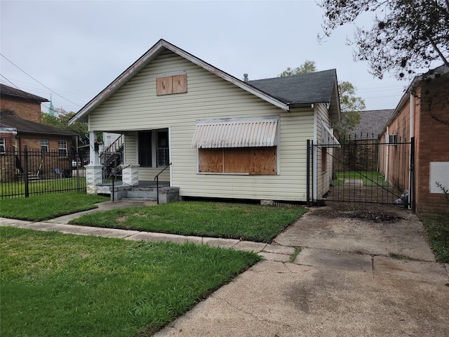 bungalow-style house featuring a front lawn