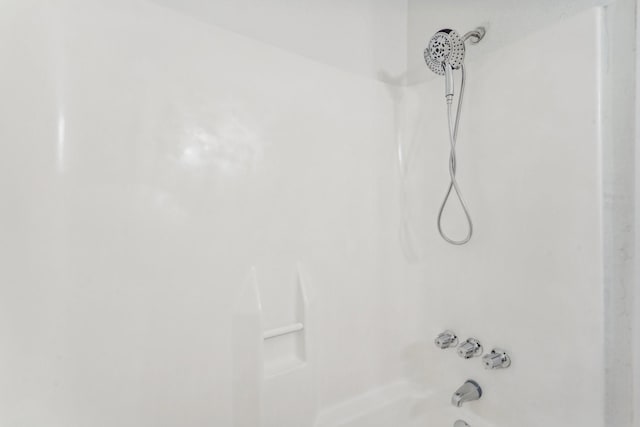 bathroom with tub / shower combination