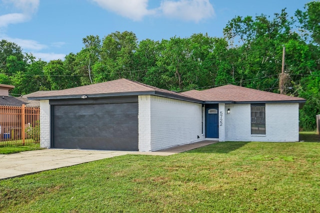 single story home with a front yard