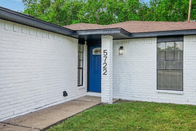 property entrance featuring a yard