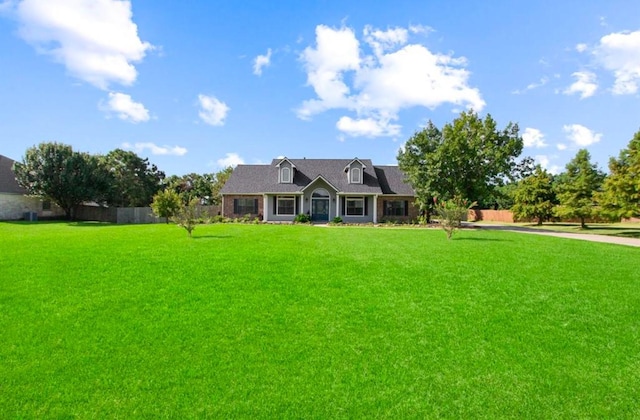 view of front facade featuring a front yard