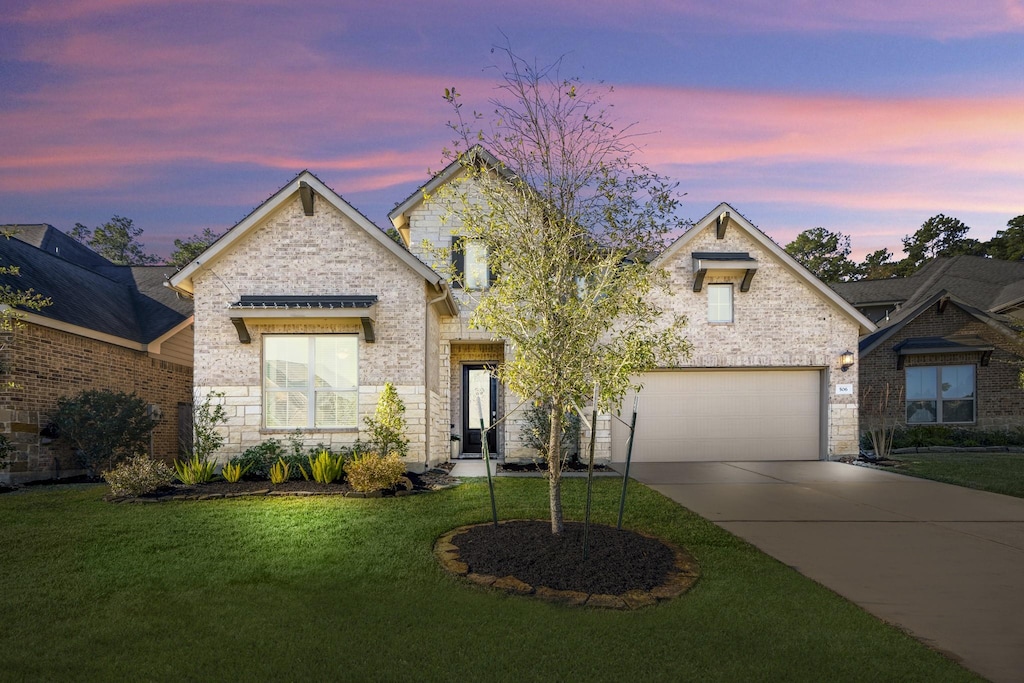 view of front of home featuring a yard