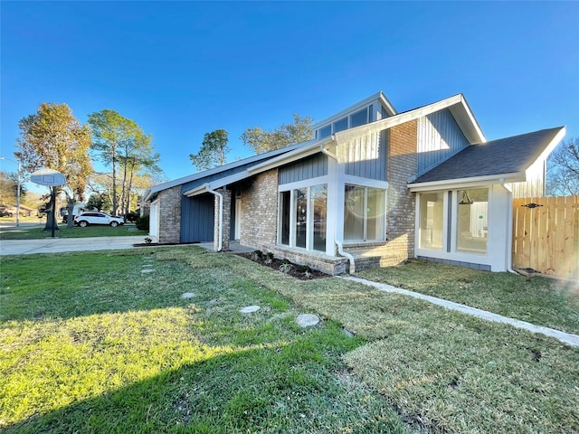 view of front of home featuring a front lawn