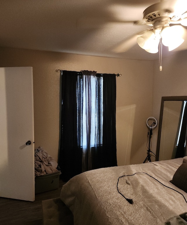 bedroom with ceiling fan