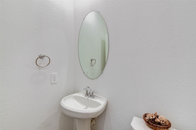 bathroom featuring sink