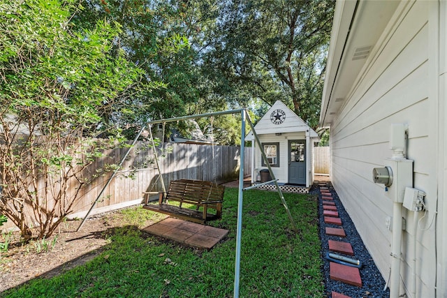 view of yard with an outbuilding