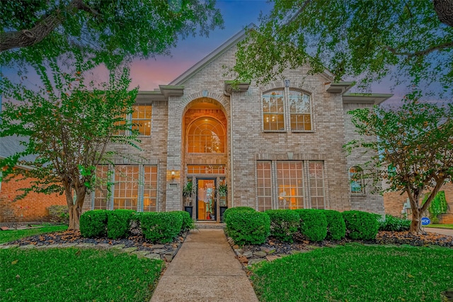 view of front facade with a lawn