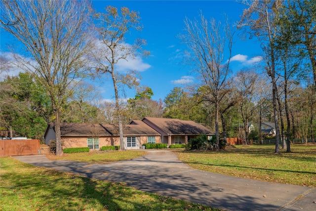 single story home with a front yard