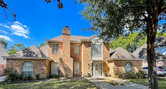 view of front of property featuring a front yard