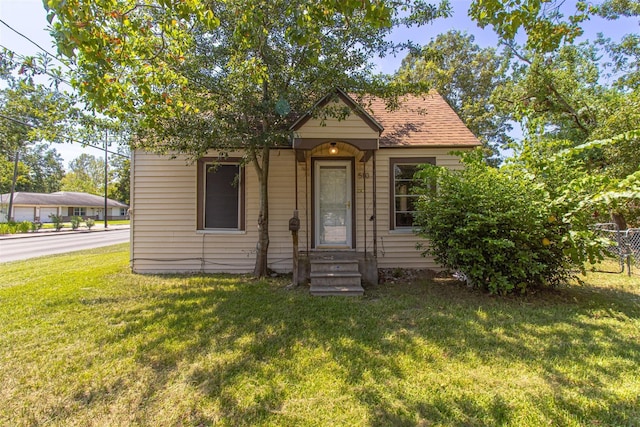 bungalow-style house featuring a front lawn