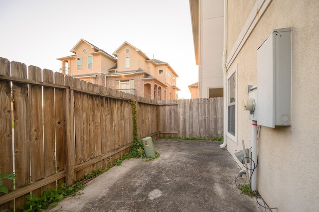 view of yard featuring a patio area