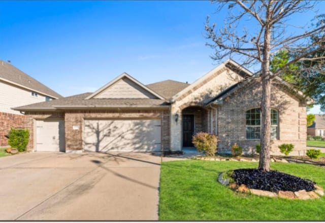 view of front of home featuring a front yard and a garage