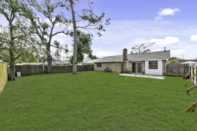 view of yard featuring a patio