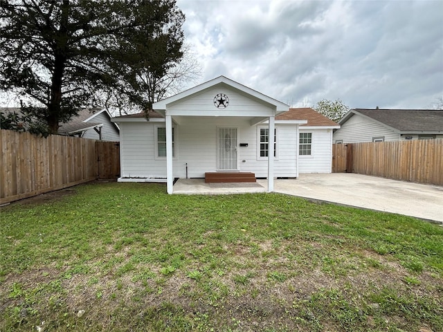 view of front facade with a front lawn