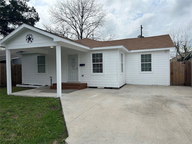 view of front of property