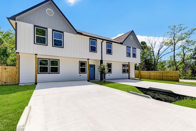 view of front of house featuring a front yard