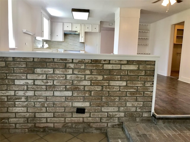 details featuring decorative backsplash