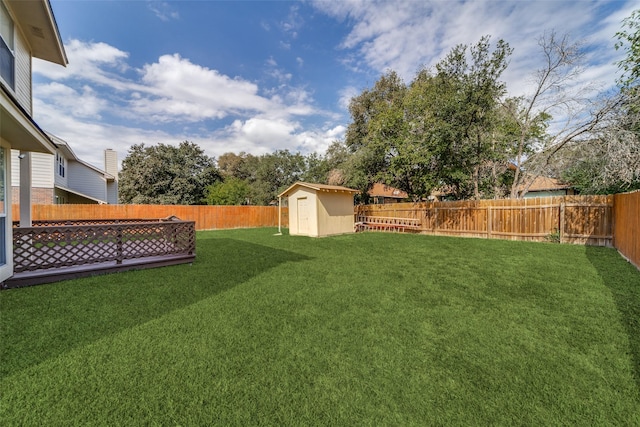 view of yard featuring a shed