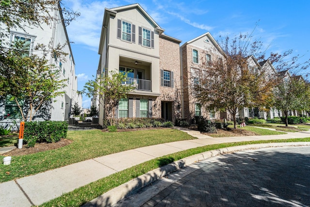 townhome / multi-family property featuring a front yard