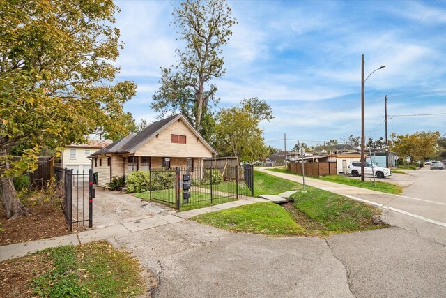 view of front of home with a front lawn