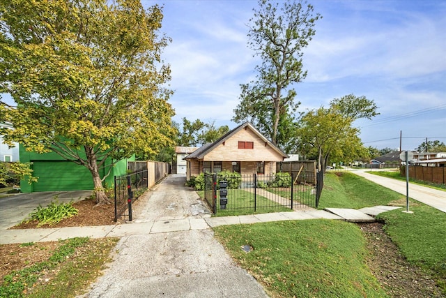 view of home's community featuring a yard