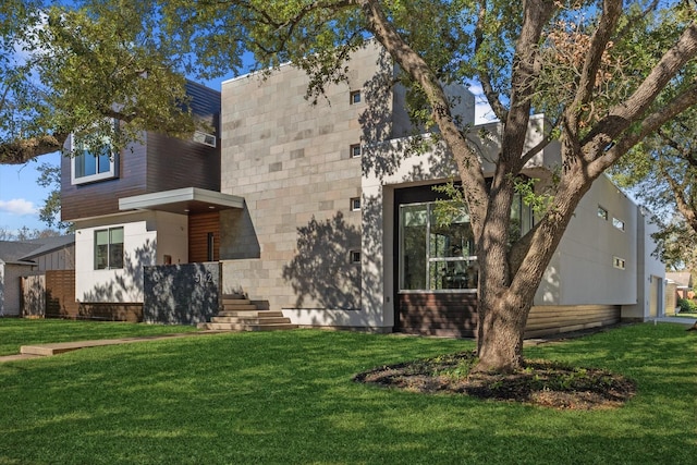 view of front of property with a front yard