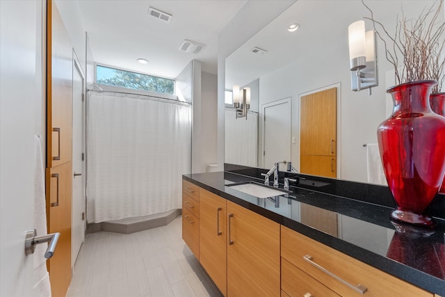 bathroom with a shower with curtain, recessed lighting, visible vents, and vanity