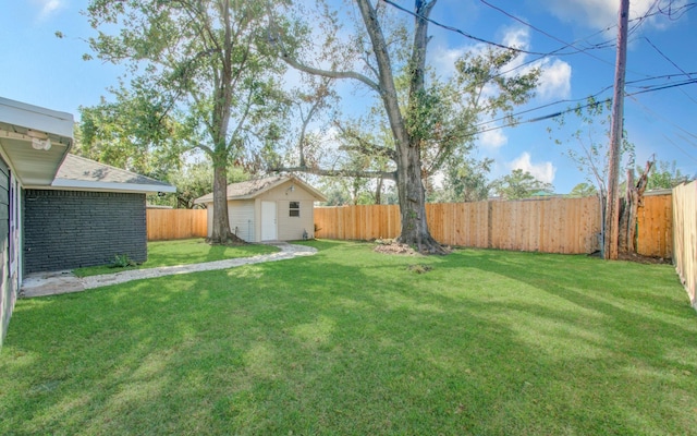 view of yard featuring a storage shed