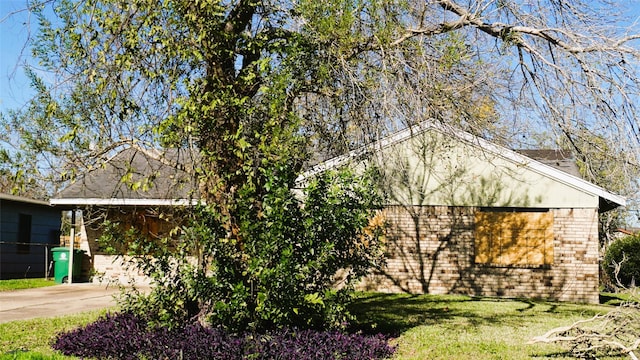 view of side of property featuring a yard