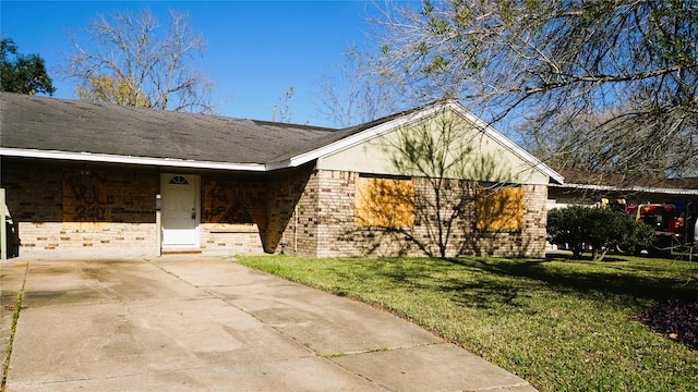 view of front facade with a front yard