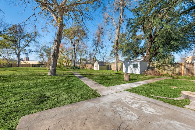 view of yard featuring a shed